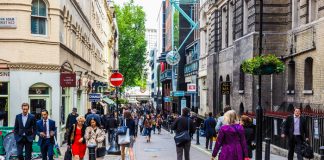 Springboard reveals that footfall in UK retail destinations rose by 4.9% last week from the week before, with rises of 6.9% in high streets.