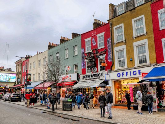 Early signs of the confidence shown by workers returning to their offices meant there was a boost for UK high street footfall in the latest week.