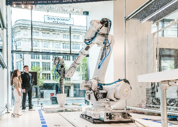 We take a look at Selfridges' newley launched an experimental pop-up store at its called Supermarket, featuring 3D printing robots.