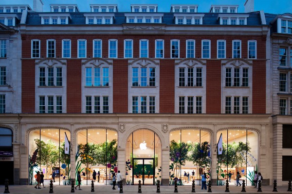 Apple has today taken the covers off its new Apple Brompton Road store in Knightsbridge ahead of the store's opening on Thursday.