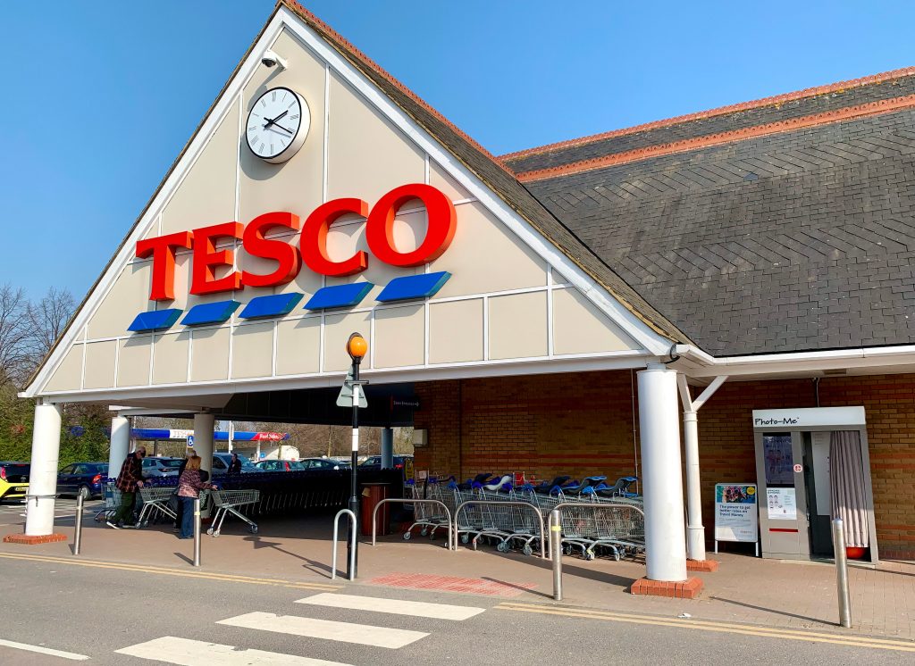 Tesco has agreed a new pay deal worth more than £200m that will see hourly-paid staff receive a 5.1% increase from the end of March.