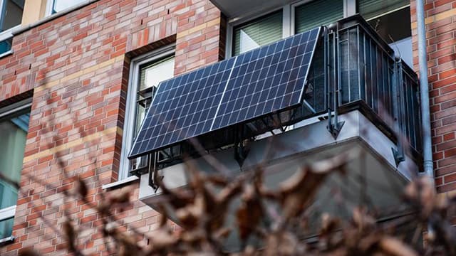 Currys and B&Q join government talks to sell plug-in solar panels