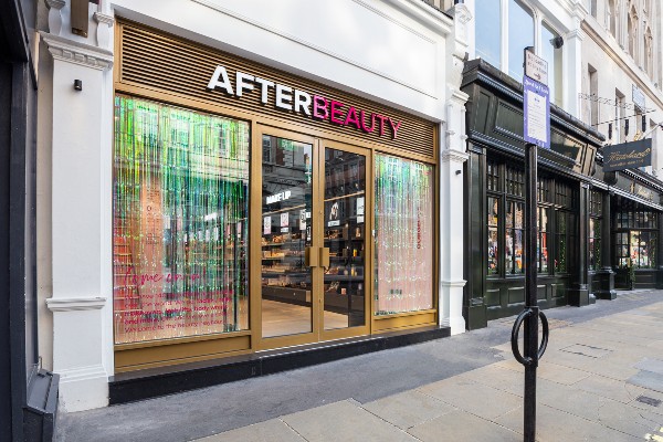 AFTERBeauty has opened a ‘beauty playground’ across a five-floor townhouse in Piccadilly London. Express treatments are on offer including  manicures, pedicures, body wraps, lash lifts & bespoke facials