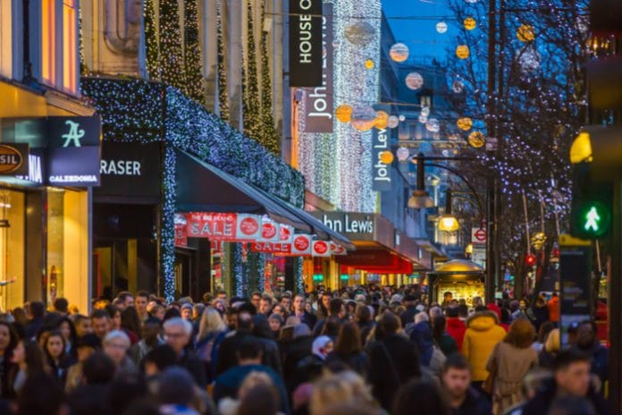 Footfall down 5% as shoppers wait for final Christmas discounts